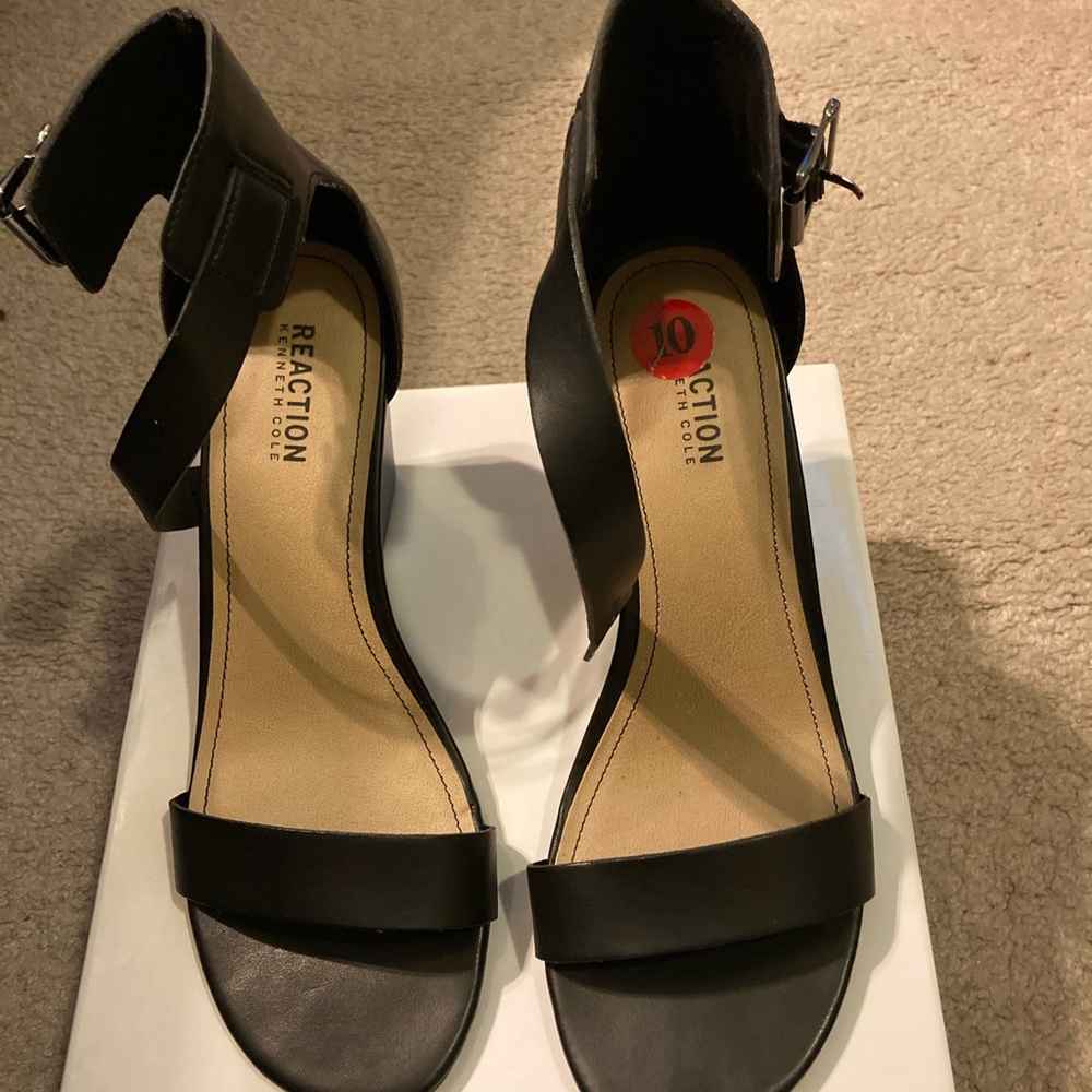 Kenneth Cole Reaction wedges, never worn and looking for a new home.